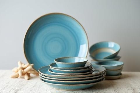 Servizio di piatti in ceramica blu fatti a mano.